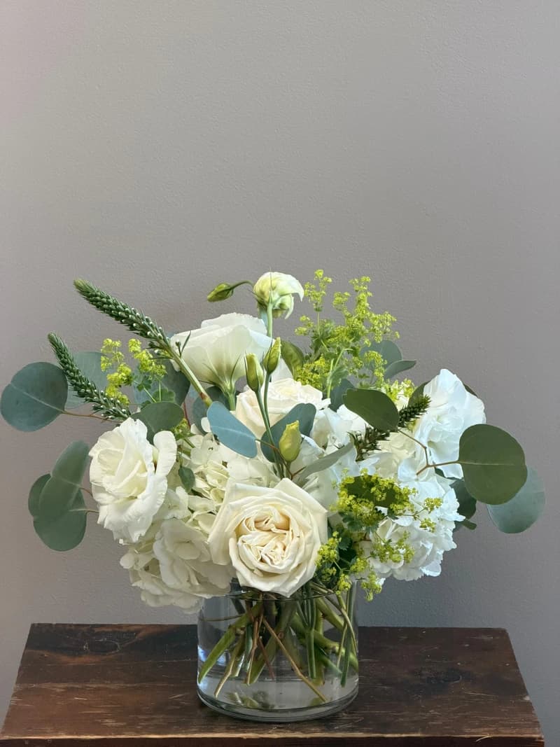 Fresh, elegant, and effortlessly natural, a garden-style centerpiece.